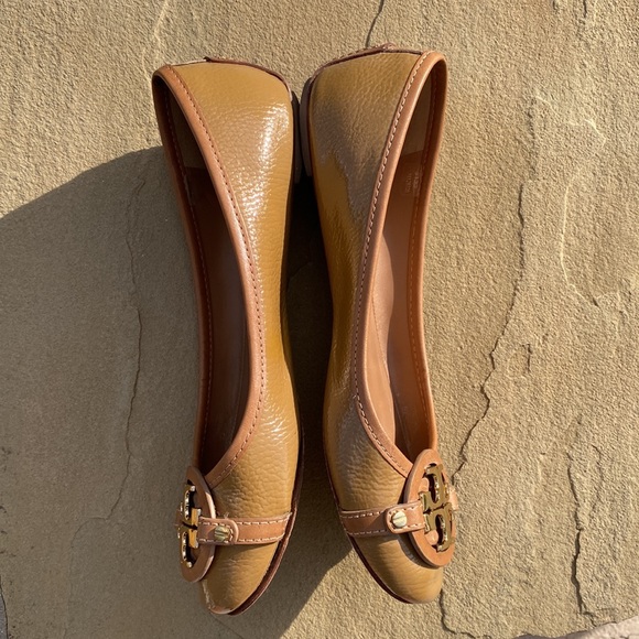 Tory Burch patent tan flats - Picture 7 of 12